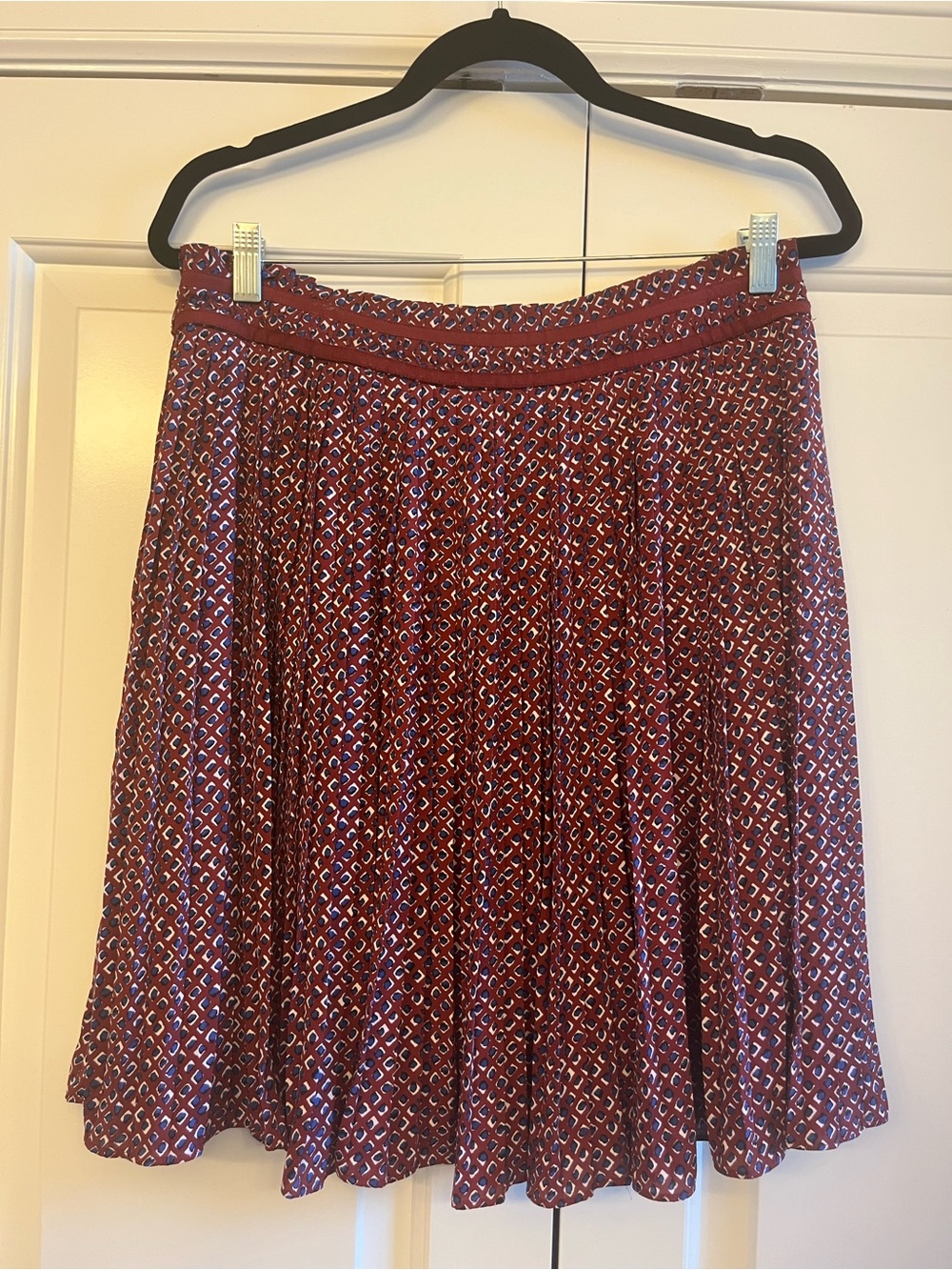 Banana Republic Pleated Skirt • Burgundy & Navy • Size 6
